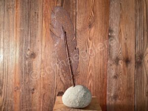 schnaegglerei kunstobjekt gartenobjekt gartendeko schrottkunst geschenk 32 federleicht klein mit stein